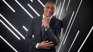 Kylian Mbappé, French Footballer, Portrait, Light Backgrounds, Soccer Player, 4K wallpaper