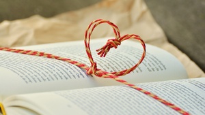 Open book, Heart symbol, Gift, Selective Focus, 4K wallpaper