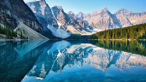 Moraine Lake, Scenery, Canada, Pine trees, Landscape, Reflection, Mountain range, Turquoise water, Daytime, 4K wallpaper