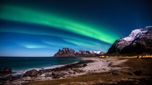 Lofoten islands, Norway, Aurora Borealis, Northern Lights, Glacier mountains, Snow covered, Rocky coast, Ocean, Beach, Horizon, Starry sky, Night time, Landscape, 4K wallpaper