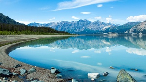 Blue lake, Mountain range, Snow covered, Landscape, Green Trees, Clear sky, Clouds, Reflection, Mirror Lake, Scenery, 4K wallpaper