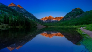Maroon Bells, Sunrise, Colorado, United States, Alpenglow, Landscape, Alpine trees, Dawn, Maroon Lake, Reflection, Blue Sky, Clear sky, 4K wallpaper