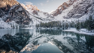 Pragser Wildsee, Snow covered, Italy, Glacier mountains, Reflection, Mirror Lake, Landscape, Peaks, Mountain range, Winter, 4K wallpaper