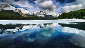 Maligne Lake, Canada, Cloudy Sky, Glacier mountains, Snow covered, Mirror Lake, Frozen, Winter, Green Trees, Reflection, Landscape, 4K wallpaper