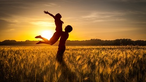 Couple, Together, Silhouette, Sunset, Romantic, Evening, Clear sky, Field, Lifting, 4K wallpaper