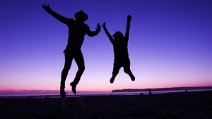 Silhouette, Jumping, Couple, Sunset, Purple sky, Beach, 4K wallpaper