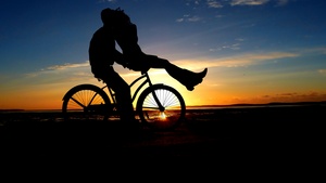 Couple, Bicycle, Sunset, Romantic kiss, Silhouette, Dusk, Evening, 4K wallpaper