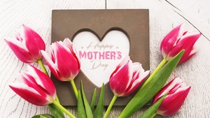 Happy Mothers Day, Tulips, Wooden background, Love heart, 4K wallpaper
