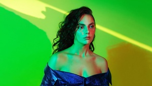 Dafne Keen, Green background, 4K wallpaper