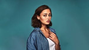 Ella Purnell, Pastel cyan, English actress, 4K wallpaper