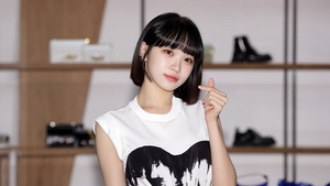Kim Chaewon, Finger heart, Le Sserafim, K-pop singer, South Korean Singer, 4K wallpaper