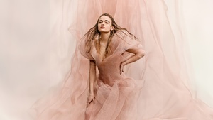 Joey King, Peach background, 2024, 4K wallpaper