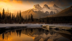Oregon, Snow covered, Wilderness, Golden hour, Sunset, Serene, Winter Mountains, Mountain Peaks, Dramatic, 4K wallpaper