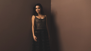 Rachel Zegler, Brown background, 2024, 4K wallpaper