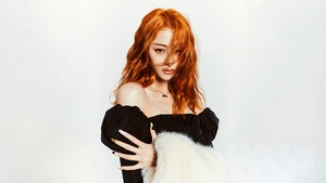 Le Sserafim, Huh Yunjin, K-pop singer, South Korean Singer, White background, 4K wallpaper