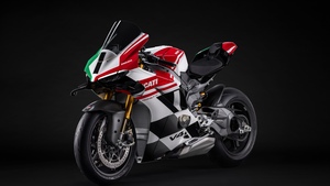 Ducati Panigale V4 Tricolore, 2025, Sports bikes, Dark background, 4K wallpaper