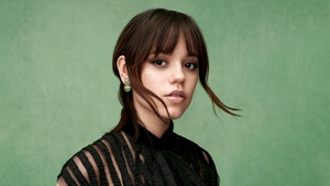 Jenna Ortega, Green background, 4K wallpaper