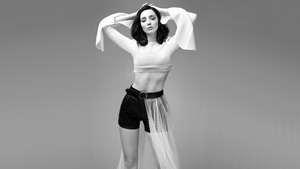 Emma Dumont, Celebrities, Girls, Monochrome, Black And White, 4K wallpaper