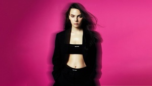 Dafne Keen, Pink background, 4K wallpaper