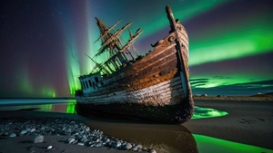 Abandoned, Aurora, Shipwreck, Northern Lights, 4K wallpaper