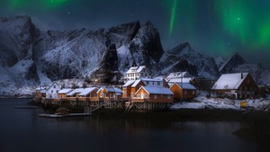 Lofoten Islands, Ultrawide, Norway, Aesthetic, Serene, Aurora Borealis, Northern Lights, Village, Snow covered, Snow mountains, Panorama, 4K wallpaper