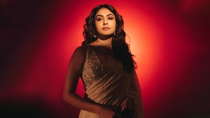 Mrunal Thakur, Saree, Indian actress, 4K wallpaper