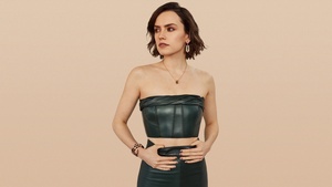 Daisy Ridley, American actress, Peach background, 2022, 4K wallpaper