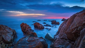 Rocky shore, Beach, Dusk, Ocean, Sunset, Horizon, 4K wallpaper